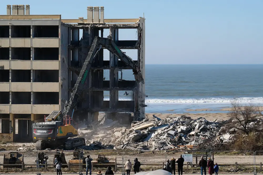 Demolition of the Le Signal building
